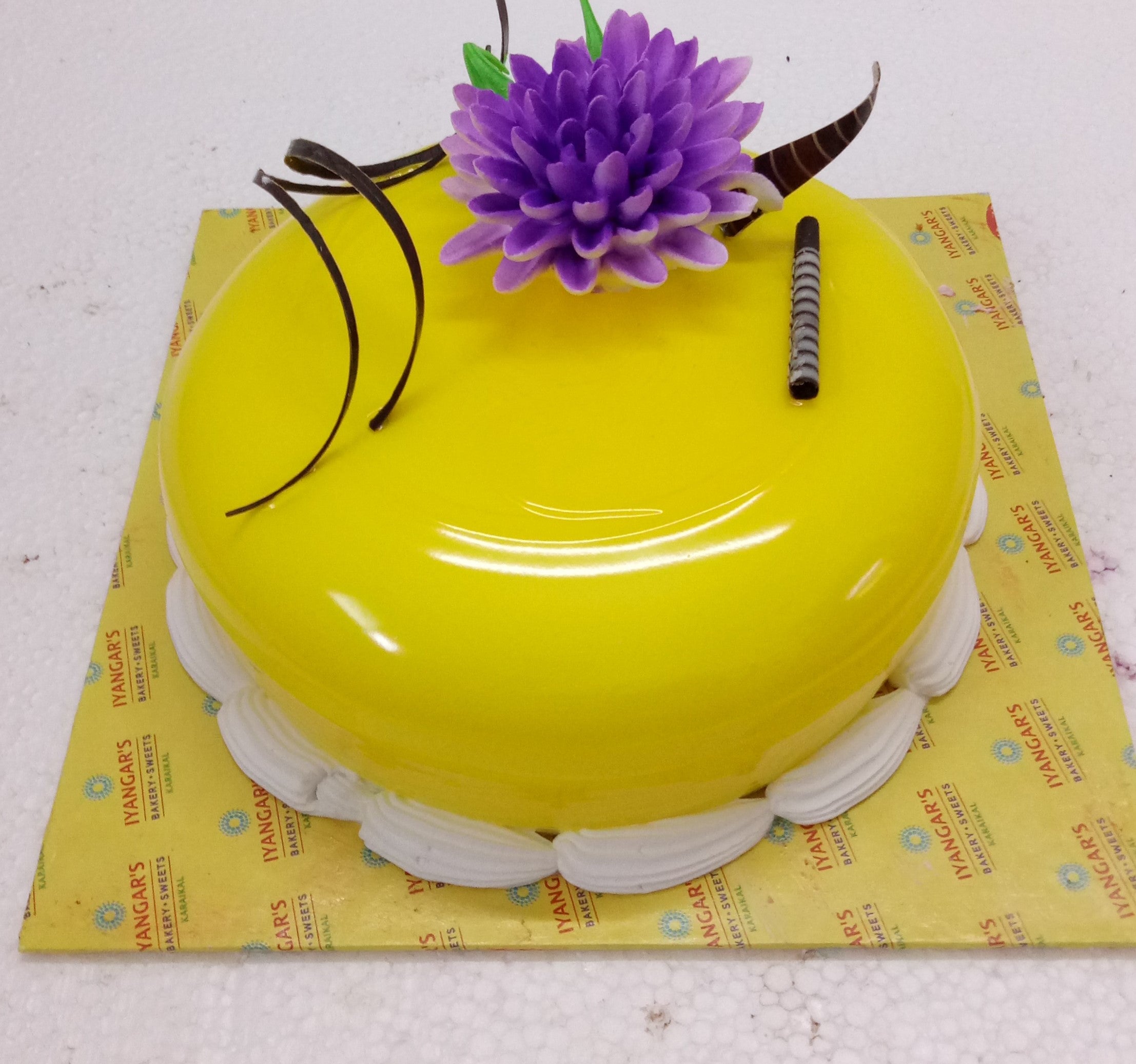 Tedibear couple pineapple glaze cake
